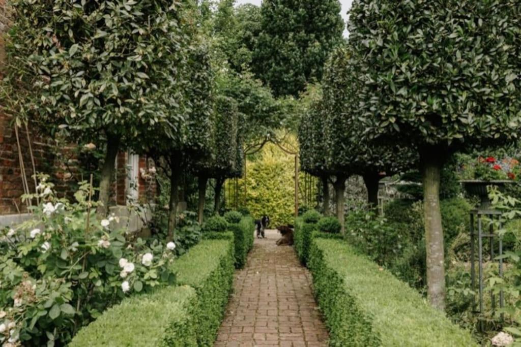 Cressy Hall - Historic Grade II Listed Manor, Gorgeous Topiary Garden Gosberton Exterior photo